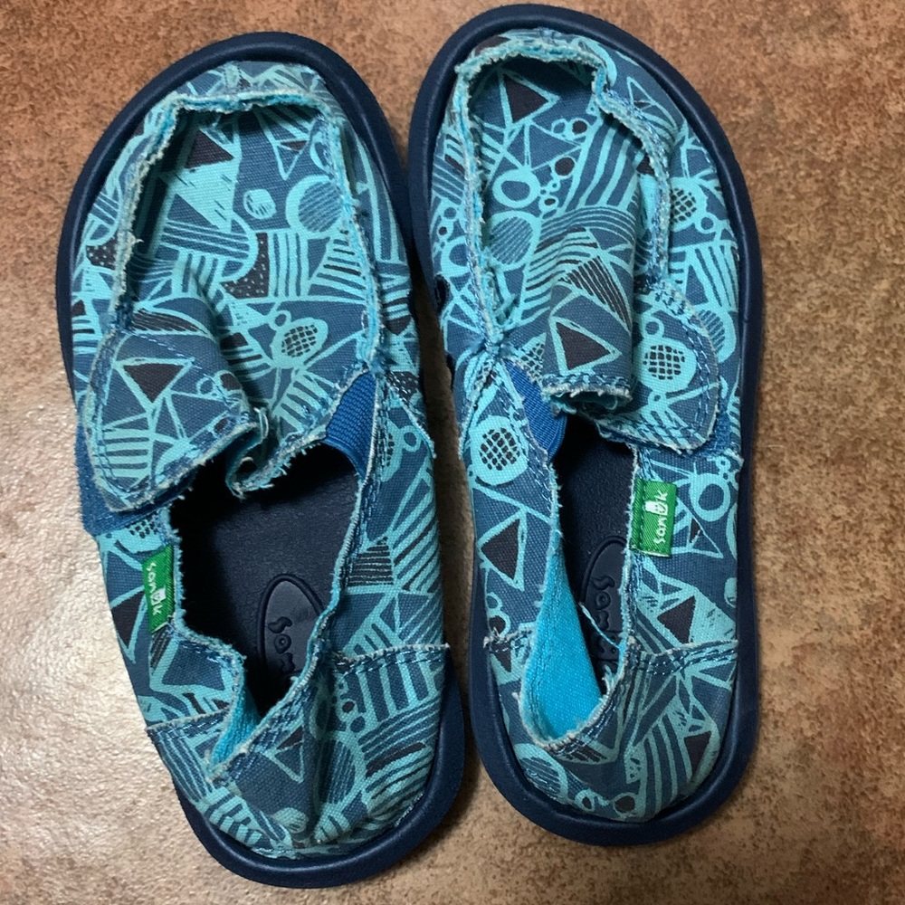 Sanuk boys shoes